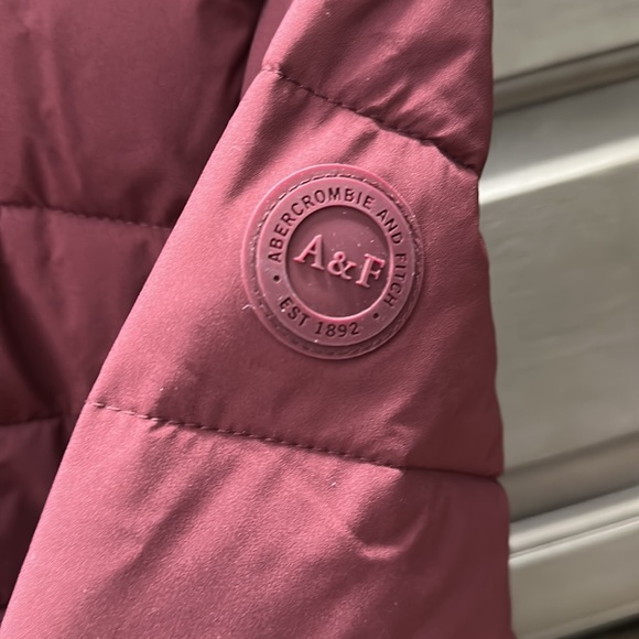 Abercrombie NWT stretch lightweight puffer size small in maroon - Picture 4 of 10
